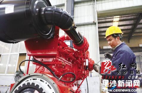 在湖南耐普泵業(yè)股份有限公司生產(chǎn)車間里,大小不同、各種型號(hào)的水泵從生產(chǎn)線上輸出,銷往世界各地。蔣煉 攝 在湖南耐普泵業(yè)股份有限公司生產(chǎn)車間里,大小不同、各種型號(hào)的水泵從生產(chǎn)線上輸出,銷往世界各地。蔣煉 攝