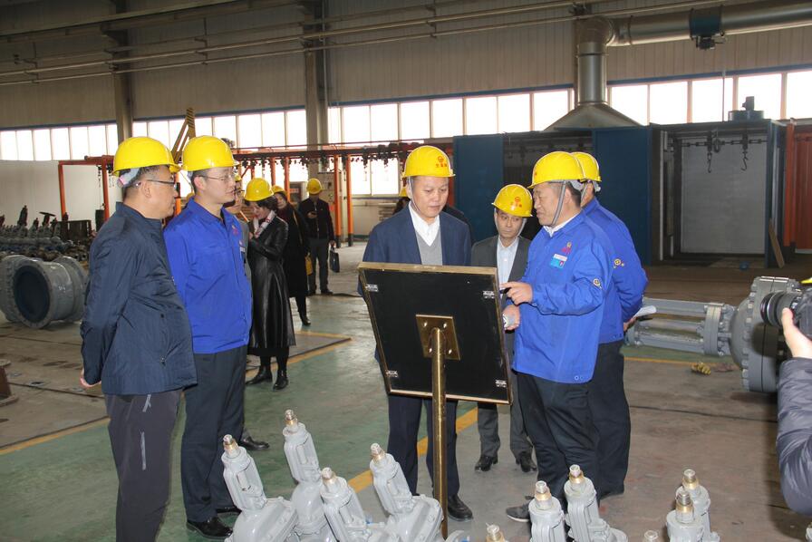 熱烈歡迎蘭州市西固區(qū)委書記雒澤民一行蒞臨蘭州高壓閥門有限公司視察指導(dǎo)工作 熱烈歡迎蘭州市西固區(qū)委書記雒澤民一行蒞臨蘭州高壓閥門有限公司視察指導(dǎo)工作
