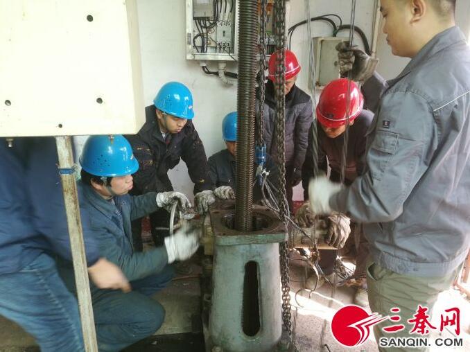 技術(shù)人員共同商定閘門啟閉機(jī)維修方案 技術(shù)人員共同商定閘門啟閉機(jī)維修方案