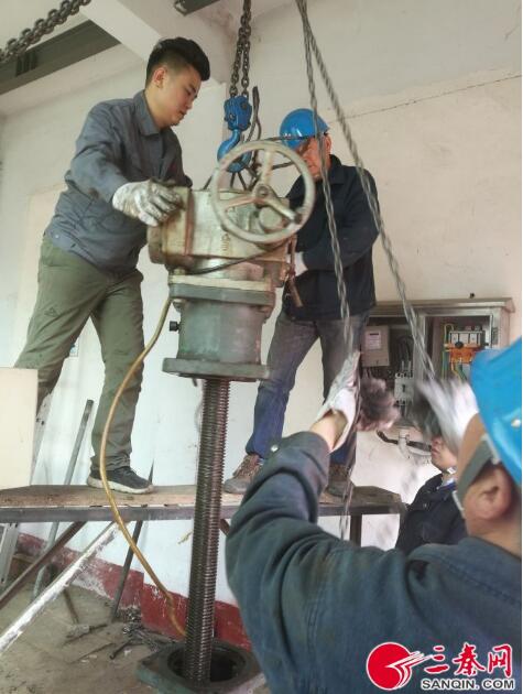 石門局樞紐站職工協(xié)力吊裝東干渠石渠閘門啟閉機(jī) 石門局樞紐站職工協(xié)力吊裝東干渠石渠閘門啟閉機(jī)