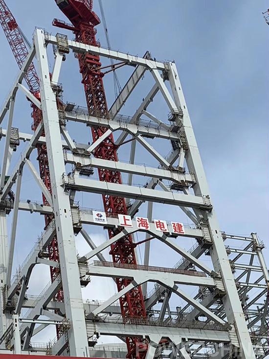 世界首臺(tái)1350MW機(jī)組順利實(shí)現(xiàn)鍋爐大板梁“第一吊” 世界首臺(tái)1350MW機(jī)組順利實(shí)現(xiàn)鍋爐大板梁“第一吊”