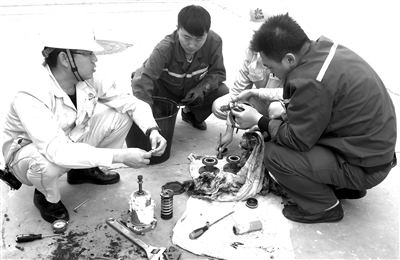 圖為該車間技術(shù)人員正在修復(fù)閥門 圖為該車間技術(shù)人員正在修復(fù)閥門
