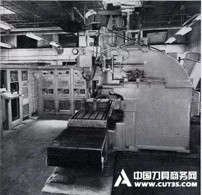 1952年,美國麻省理工學院(MIT)研發(fā)出了世界上第一臺數(shù)控銑床 1952年,美國麻省理工學院(MIT)研發(fā)出了世界上第一臺數(shù)控銑床