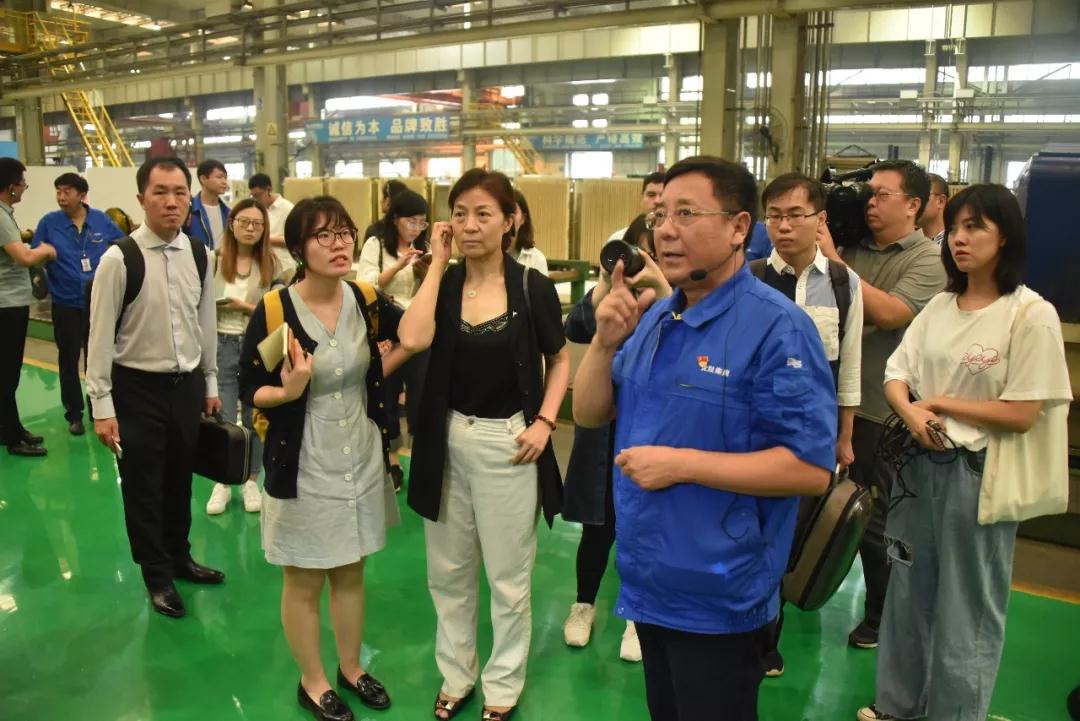 沈鼓集團黨委副書記、副董事長孔躍龍接待中國外文局采訪團。 沈鼓集團黨委副書記、副董事長孔躍龍接待中國外文局采訪團。