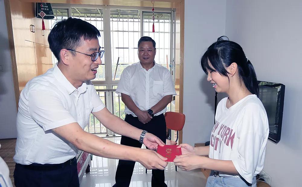 金秋助學(xué) 助力貧困學(xué)子圓升學(xué)夢 金秋助學(xué) 助力貧困學(xué)子圓升學(xué)夢