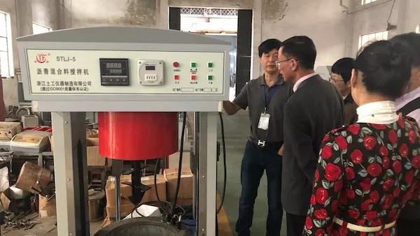 陳志明向大家介紹土工儀器產(chǎn)品 陳志明向大家介紹土工儀器產(chǎn)品