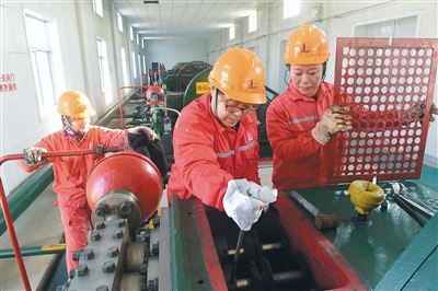 河口采油廠管四區(qū)402站員工利用停泵間隙對注水泵進行維護保養(yǎng) 河口采油廠管四區(qū)402站員工利用停泵間隙對注水泵進行維護保養(yǎng)