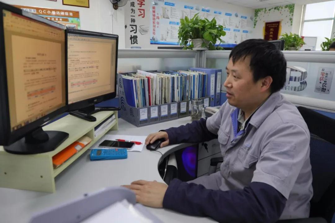 技術(shù)中心離心泵室機(jī)械設(shè)計(jì)技術(shù)員羅紹華榮獲機(jī)電集團(tuán)勞動(dòng)模范稱號(hào) 技術(shù)中心離心泵室機(jī)械設(shè)計(jì)技術(shù)員羅紹華榮獲機(jī)電集團(tuán)勞動(dòng)模范稱號(hào)