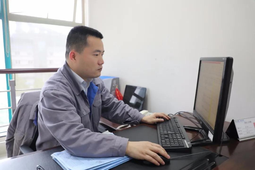 ·技術(shù)中心冷工室副主任王廣榮獲機(jī)電集團(tuán)首席工程師(工藝)獎(jiǎng) ·技術(shù)中心冷工室副主任王廣榮獲機(jī)電集團(tuán)首席工程師(工藝)獎(jiǎng)