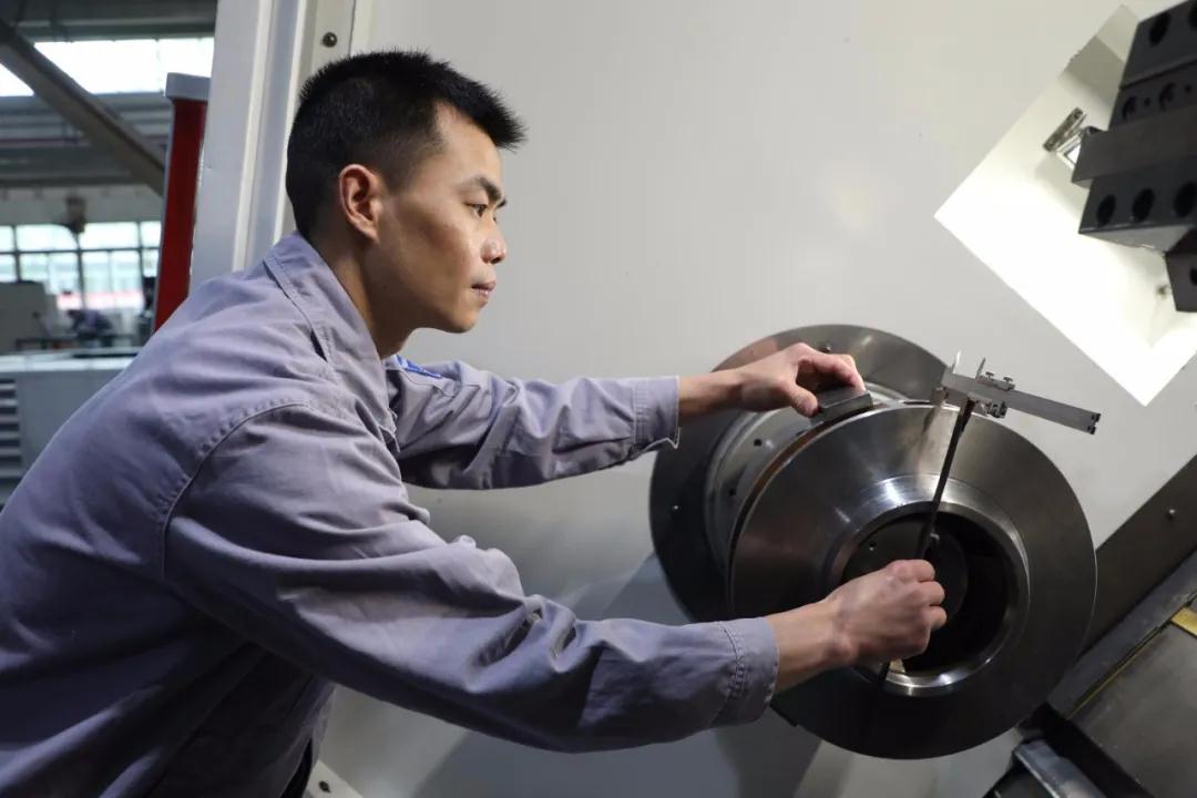 ·機(jī)加中心車工李果榮獲機(jī)電集團(tuán)首席技師獎(jiǎng) ·機(jī)加中心車工李果榮獲機(jī)電集團(tuán)首席技師獎(jiǎng)