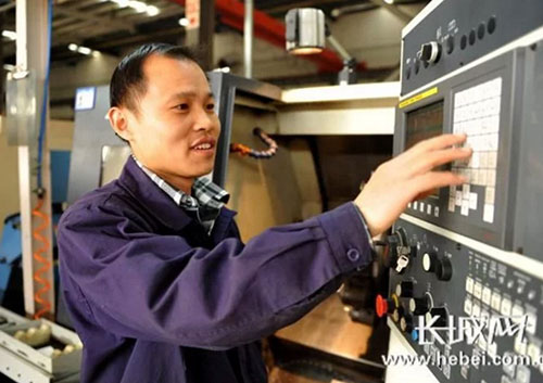 機床專家靳小海:20年專研鑄就“大工匠” 機床專家靳小海:20年專研鑄就“大工匠”