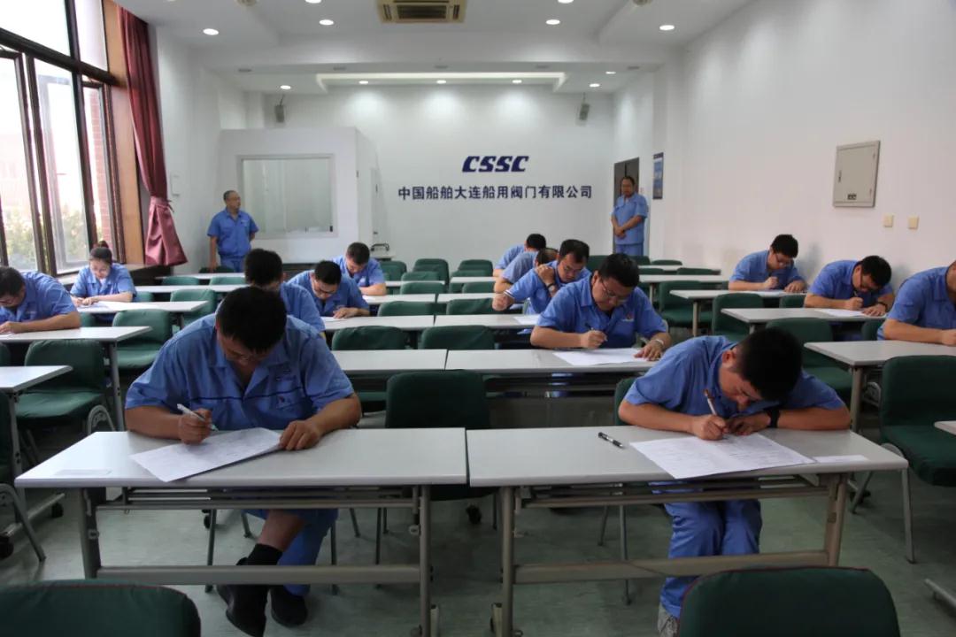 參加技術(shù)序列職務(wù)評(píng)聘人員進(jìn)行筆試 參加技術(shù)序列職務(wù)評(píng)聘人員進(jìn)行筆試