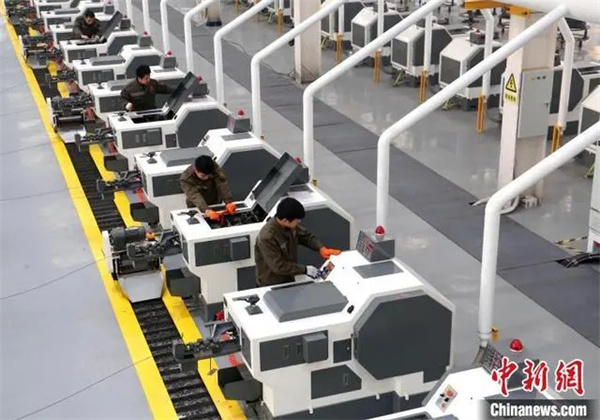 圖為工人正在永年工業(yè)園區(qū)一家生產(chǎn)車間里忙碌 圖為工人正在永年工業(yè)園區(qū)一家生產(chǎn)車間里忙碌