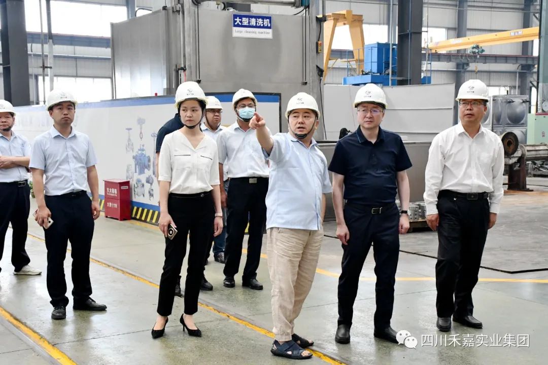 樊總陪同副市長陳華斌一行參觀生產(chǎn)流程 樊總陪同副市長陳華斌一行參觀生產(chǎn)流程