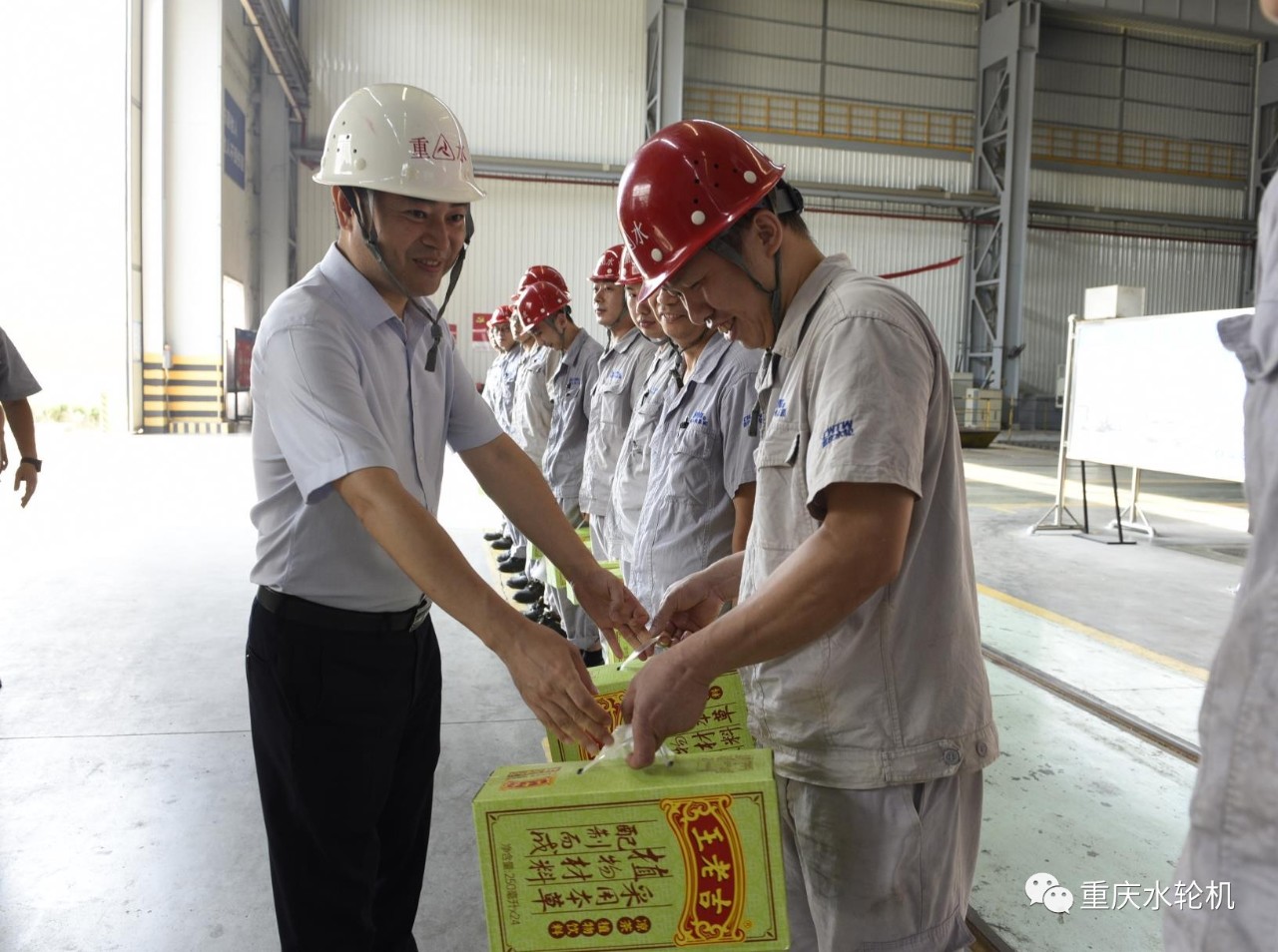 機電股份公司黨委委員、副總經(jīng)理秦少波為公司員工送“清涼” 機電股份公司黨委委員、副總經(jīng)理秦少波為公司員工送“清涼”