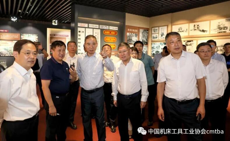 工業(yè)和信息化部辛國(guó)斌副部長(zhǎng)到濟(jì)南二機(jī)床調(diào)研 工業(yè)和信息化部辛國(guó)斌副部長(zhǎng)到濟(jì)南二機(jī)床調(diào)研