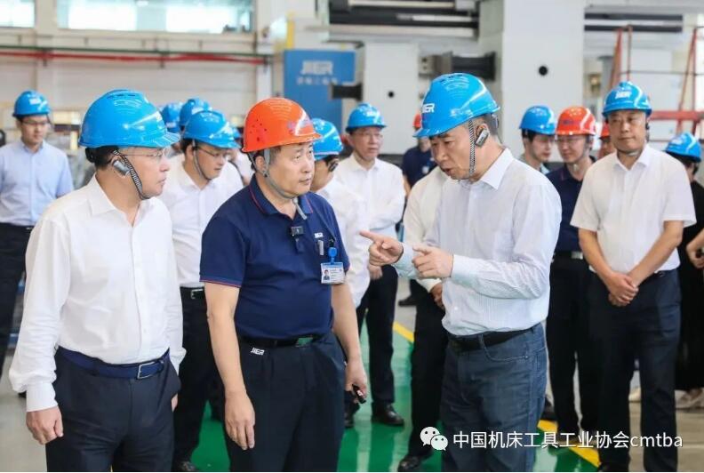 工業(yè)和信息化部辛國(guó)斌副部長(zhǎng)到濟(jì)南二機(jī)床調(diào)研 工業(yè)和信息化部辛國(guó)斌副部長(zhǎng)到濟(jì)南二機(jī)床調(diào)研