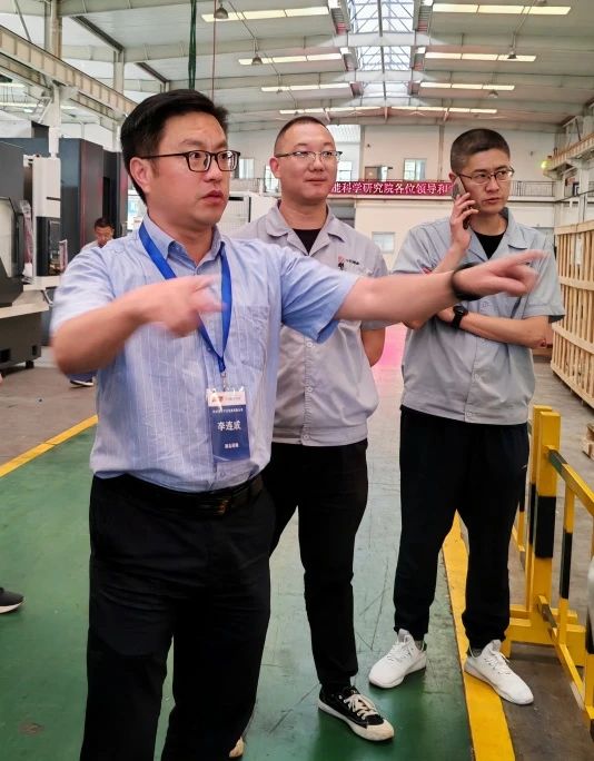寧江機床公司副總經(jīng)理李連成帶隊督查現(xiàn)場5S管理工作 寧江機床公司副總經(jīng)理李連成帶隊督查現(xiàn)場5S管理工作