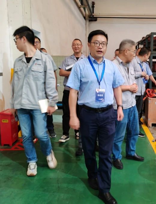 寧江機床公司副總經(jīng)理李連成帶隊督查現(xiàn)場5S管理工作 寧江機床公司副總經(jīng)理李連成帶隊督查現(xiàn)場5S管理工作