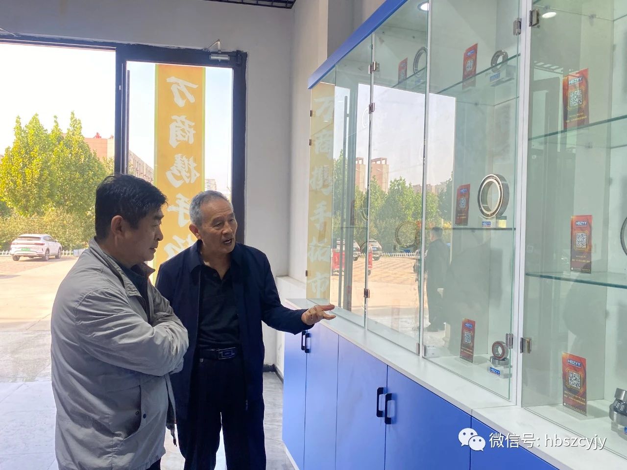上圖為田院長向張世忠介紹軸研院近些年的研發(fā)成果 上圖為田院長向張世忠介紹軸研院近些年的研發(fā)成果