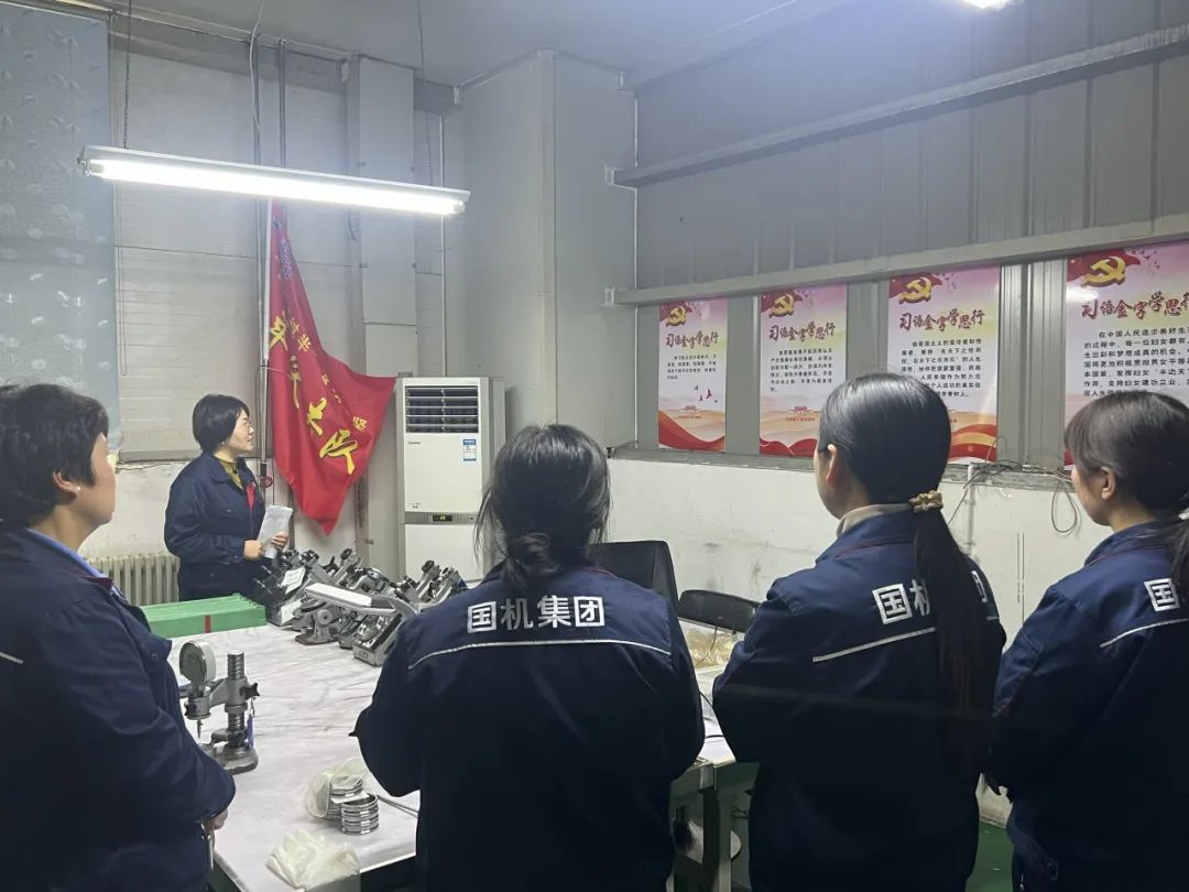 軸研所精密軸承成檢班組制作“習(xí)語金句學(xué)思行”展板 軸研所精密軸承成檢班組制作“習(xí)語金句學(xué)思行”展板