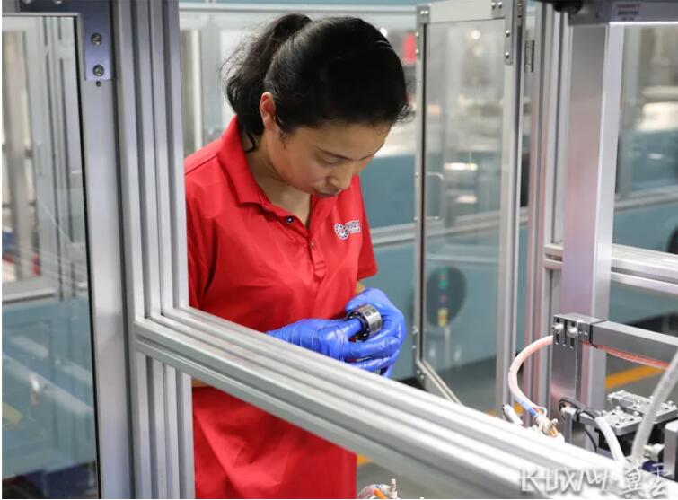 臨西縣河北宏達(dá)隆業(yè)軸承制造有限公司的工人正在檢查軸承產(chǎn)品情況。 臨西縣河北宏達(dá)隆業(yè)軸承制造有限公司的工人正在檢查軸承產(chǎn)品情況。