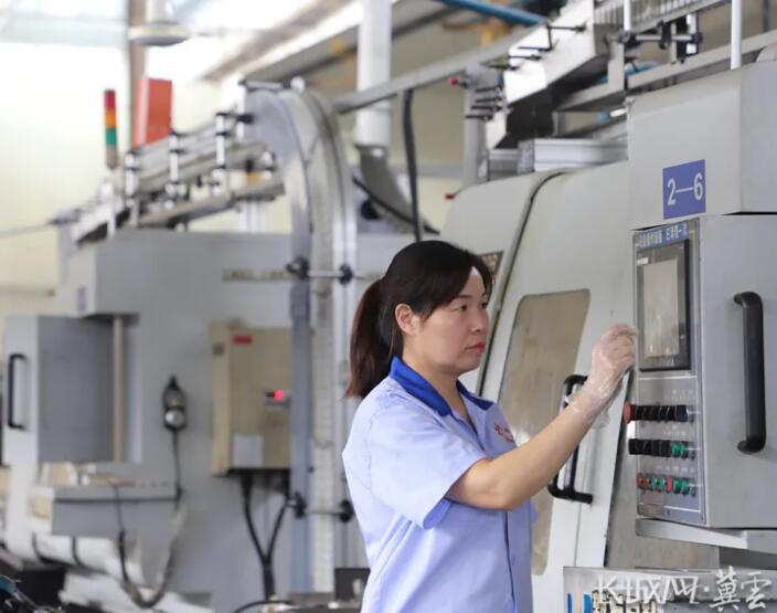 在臨西縣軸承工業(yè)園區(qū)的一家軸承企業(yè)生產(chǎn)車(chē)間,工人正在監(jiān)測(cè)自動(dòng)化軸承數(shù)控磨床運(yùn)行情況。 在臨西縣軸承工業(yè)園區(qū)的一家軸承企業(yè)生產(chǎn)車(chē)間,工人正在監(jiān)測(cè)自動(dòng)化軸承數(shù)控磨床運(yùn)行情況。