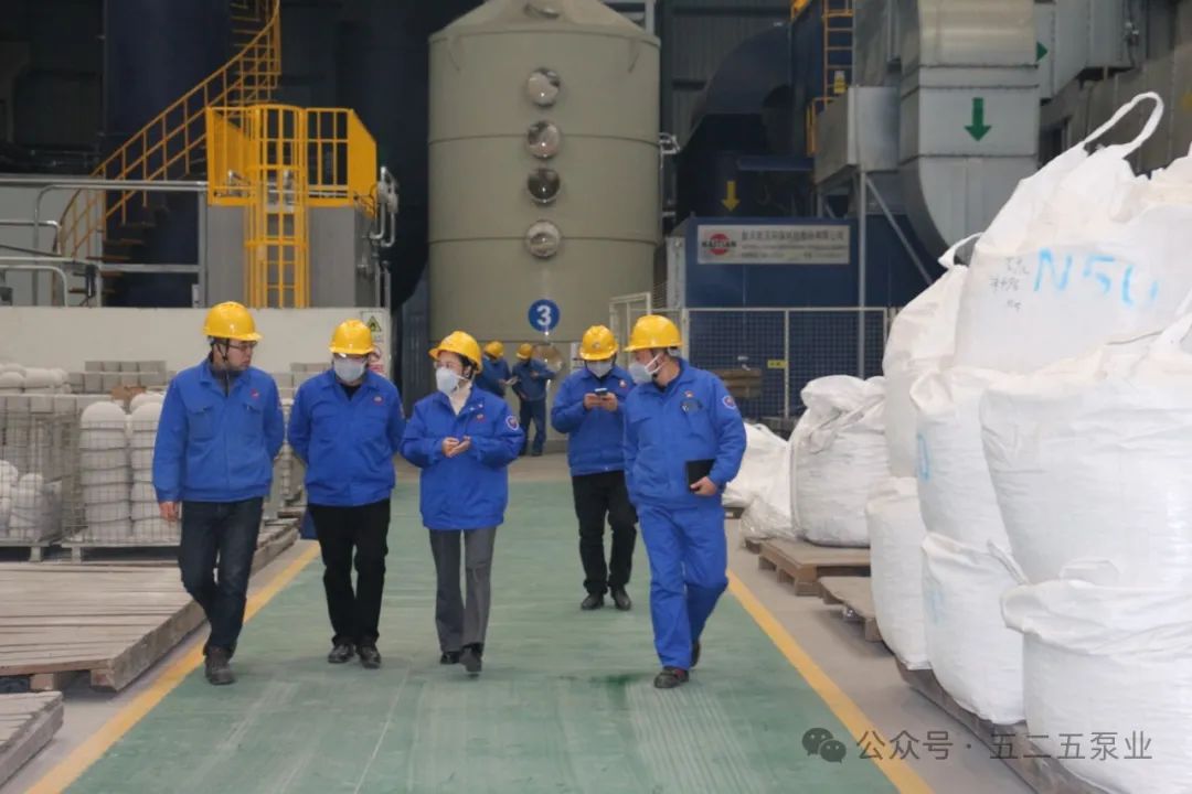 圖2為:張維娓(左三)在鑄造分廠澆注尾氣治理項(xiàng)目調(diào)研 圖2為:張維娓(左三)在鑄造分廠澆注尾氣治理項(xiàng)目調(diào)研