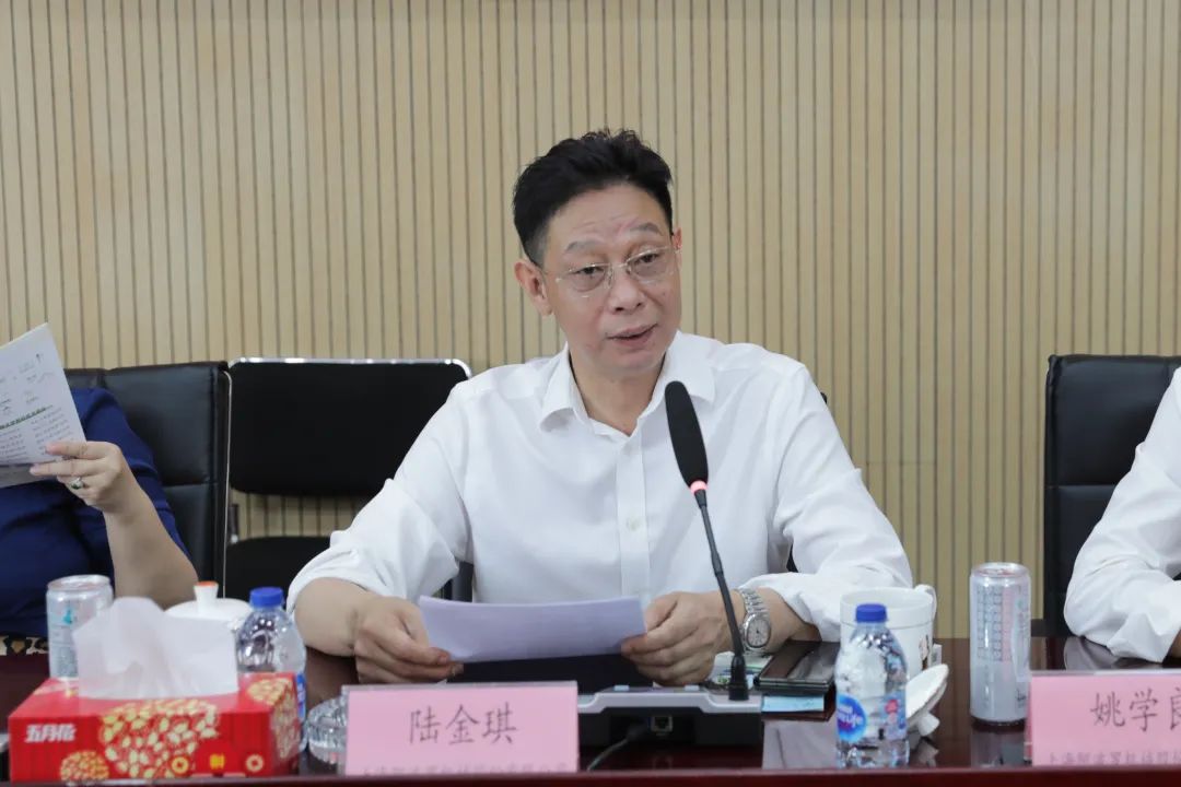 揚州大學蔡穎蔚副校長一行到訪阿波羅機械開展校企合作交流 揚州大學蔡穎蔚副校長一行到訪阿波羅機械開展校企合作交流