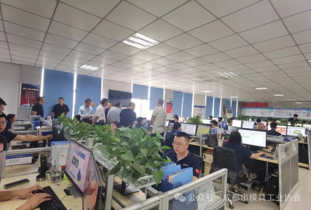 成都模協(xié)理事長、監(jiān)事長單位領(lǐng)導(dǎo)參觀航天模具公司 成都模協(xié)理事長、監(jiān)事長單位領(lǐng)導(dǎo)參觀航天模具公司