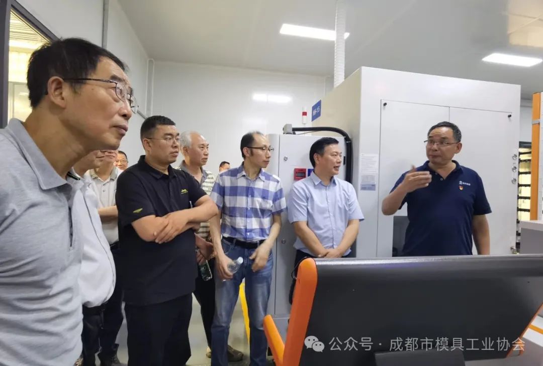 成都模協(xié)理事長、監(jiān)事長單位領(lǐng)導(dǎo)參觀航天模具公司 成都模協(xié)理事長、監(jiān)事長單位領(lǐng)導(dǎo)參觀航天模具公司