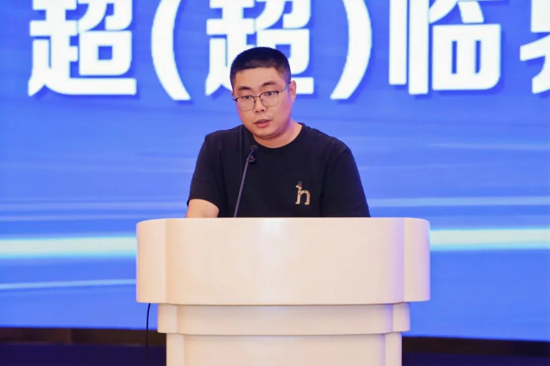江蘇華電句容發(fā)電有限公司設(shè)備部黨支部書記尤鐘亮代表句容、彬長、長興等3家單位分享超(超)臨界火電機組關(guān)鍵閥門工程應(yīng)用實踐經(jīng)驗和成果。 江蘇華電句容發(fā)電有限公司設(shè)備部黨支部書記尤鐘亮代表句容、彬長、長興等3家單位分享超(超)臨界火電機組關(guān)鍵閥門工程應(yīng)用實踐經(jīng)驗和成果。
