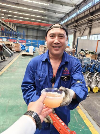 蘭高閥酷暑送清涼:一碗綠豆湯,映出滾燙的堅守與深情 蘭高閥酷暑送清涼:一碗綠豆湯,映出滾燙的堅守與深情