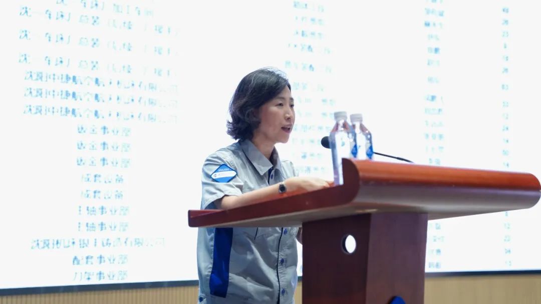 公司副總經(jīng)理蓋立亞發(fā)布首期參賽班組名單。 公司副總經(jīng)理蓋立亞發(fā)布首期參賽班組名單。